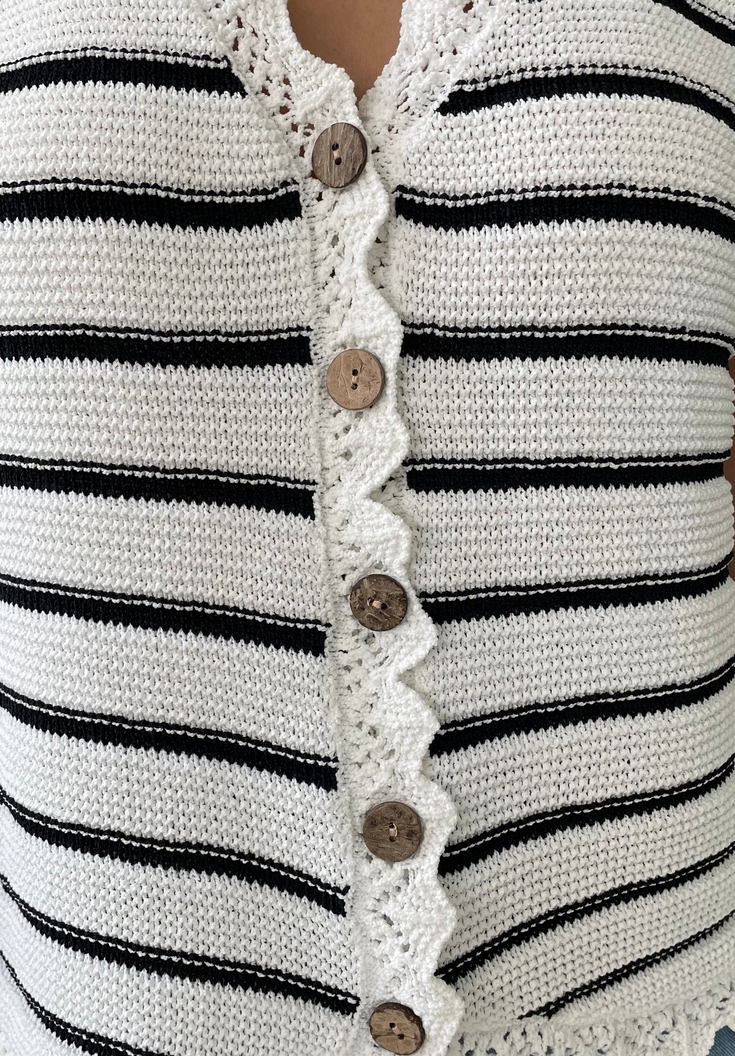 WHITE/BLACK TOP