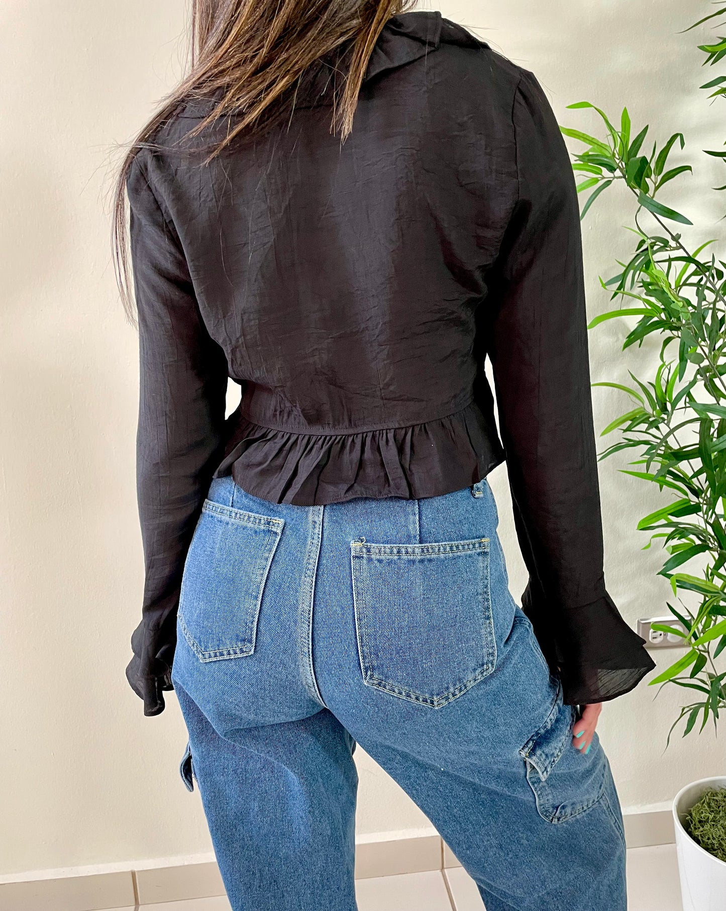 RUFFLE BLACK TOP