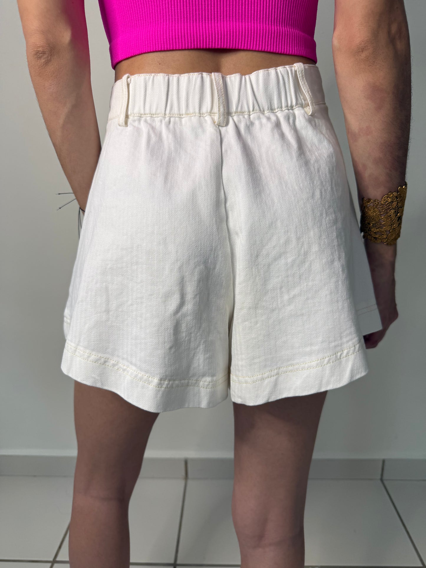 WHITE SHORT PANTS
