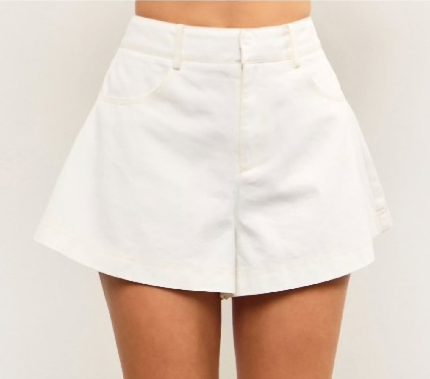 WHITE SHORT PANTS